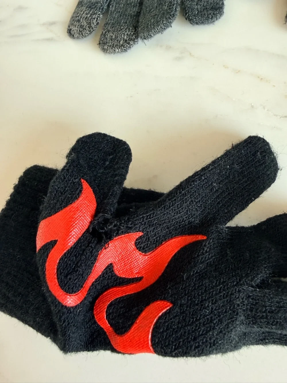 Flame 🔥 Gloves Mittens Boys Children’s Place Black Knit & Nike Gray 2 Pair Youth
